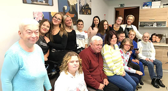 Sociālās dzīvojamās mājas "Rūķīši" iemītnieki un Saldus tehnikuma Stilistu studentes
